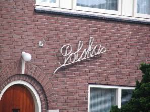 W Holandii panuje zwyczaj nadawania nazw, "imion" domom. Ten holenderski dom w Driel nosi imię "Polska".