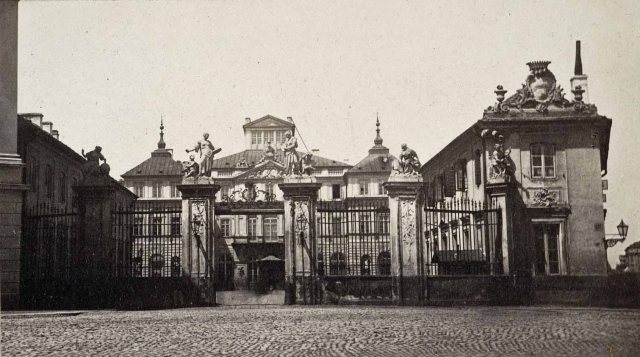 Pałac w latach sześćdziesiątych XIX wieku. Foto: Karol Beyer, domena publiczna